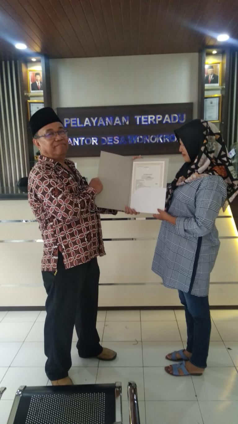 Penyerahan Akta Kematian Almarhumah Mulpainem oleh Lurah Desa Wonokromo